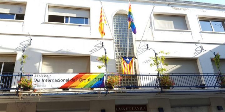 Crida demana que es pengi la bandera de l’arc de Sant Martí al balcó de l’Ajuntament pel 28J, malgrat la prohibició del TS