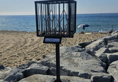 Torna l’escultura de l’espigó, símbol de memòria i denúncia
