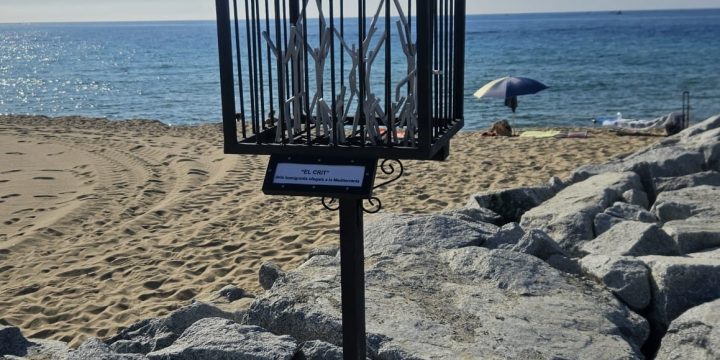 Torna l’escultura de l’espigó, símbol de memòria i denúncia